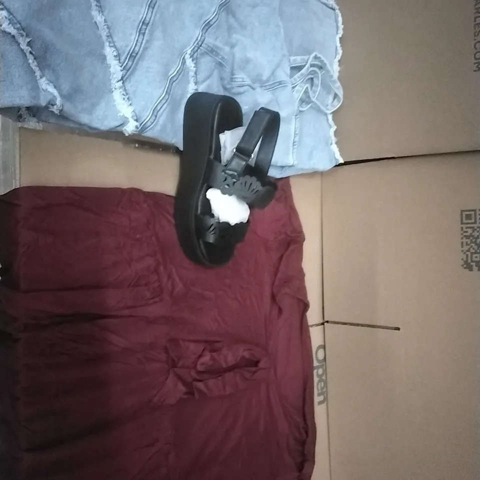 PALLET CONTAINING APPROXIMATELY 100 BRAND NEW DESIGNER WOMEN'S CLOTHES WHICH INCLUDE; JD WILLIAMS DRESSES, TOPS, SANDALS ETC