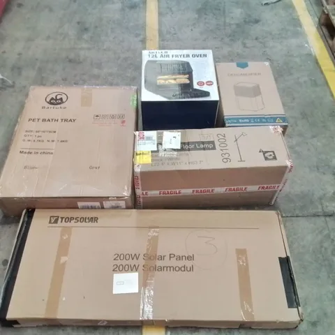 PALLET OF ASSORTED ITEMS TO INCLUDE: AIR FRYERS, 200W SOLAR PANEL, CORSAIR WIRELESS KEYBOARD, DEHUMIDIFIER, PET BATH TRAY, FLOOR LAMP ECT