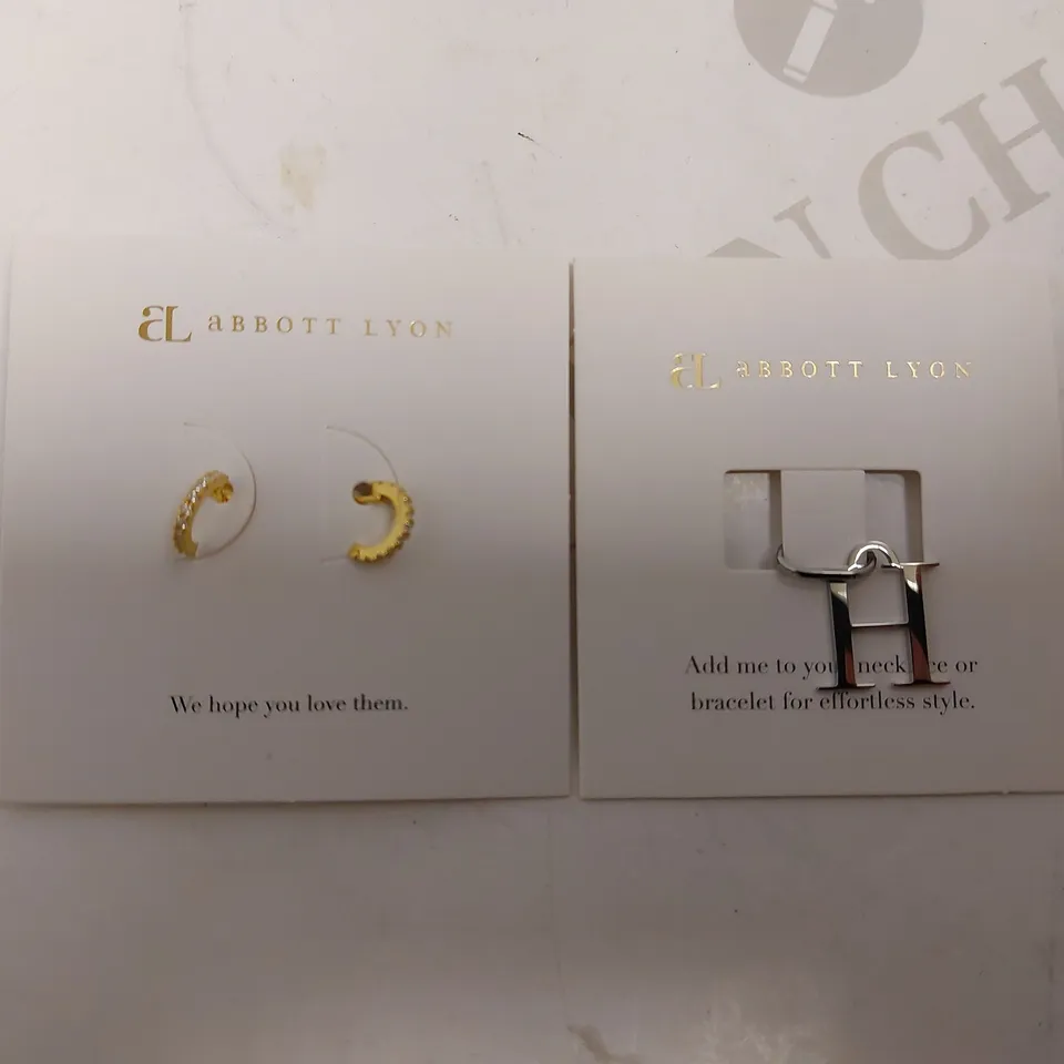 BOX OF 2 ABBOTT LYON ITEMS TO INCLUDE GOLD EFFECT EARRINGS AND SILVER EFFECT H LETTER