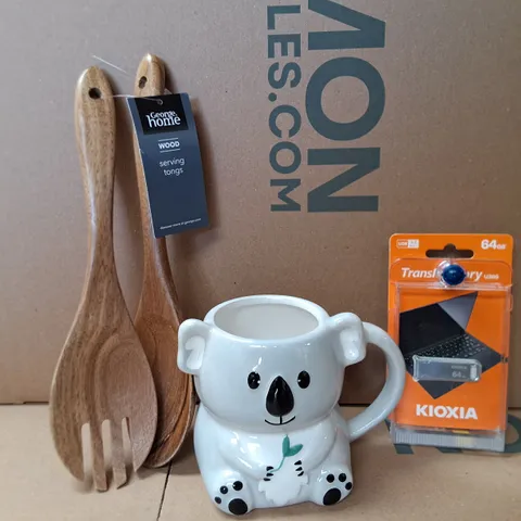 BOX OF APPROXIMATELY 22 ASSORTED ITEMS TO INCLUDE - WOODEN SERVING TONGS , KIOXIA 64GB USB , KOALA MUG ETC