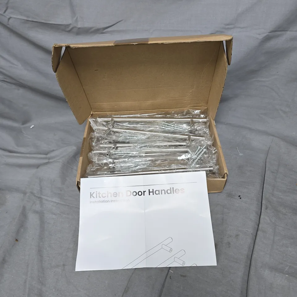 BOX OF APPROXIMATELY 12 KITCHEN DOOR HANDLES – INSTALLATION HARDWARE KIT