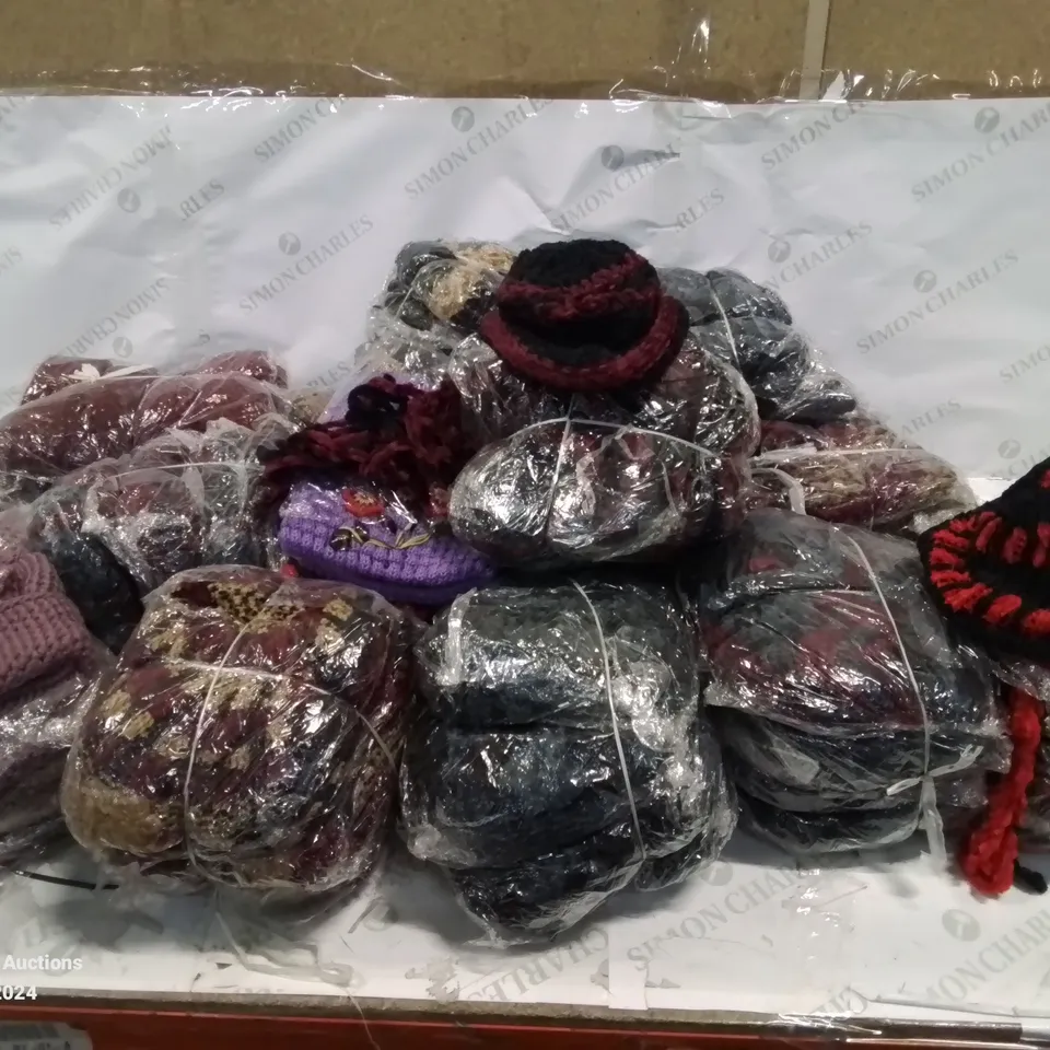 LOT CONTAINING LARGE AMOUNT OF BAGGED WOOLEN HATS IN VARIOUS COLOURS AND DESIGNS 