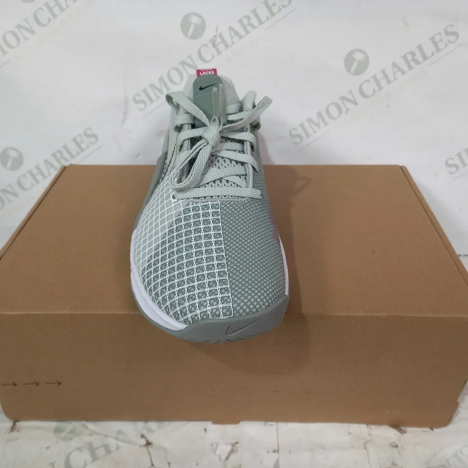 BOXED PAIR OF NIKE SHOES IN GREY/BLUE/GRAPE UK SIZE 6