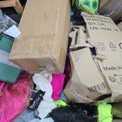 PALLET TO CONTAIN A LARGE ASSORTMENT OF HOUSEHOLD ITEMS TO INCLUDE CAMPING CHAIR, ETC - COLLECTION ONLY