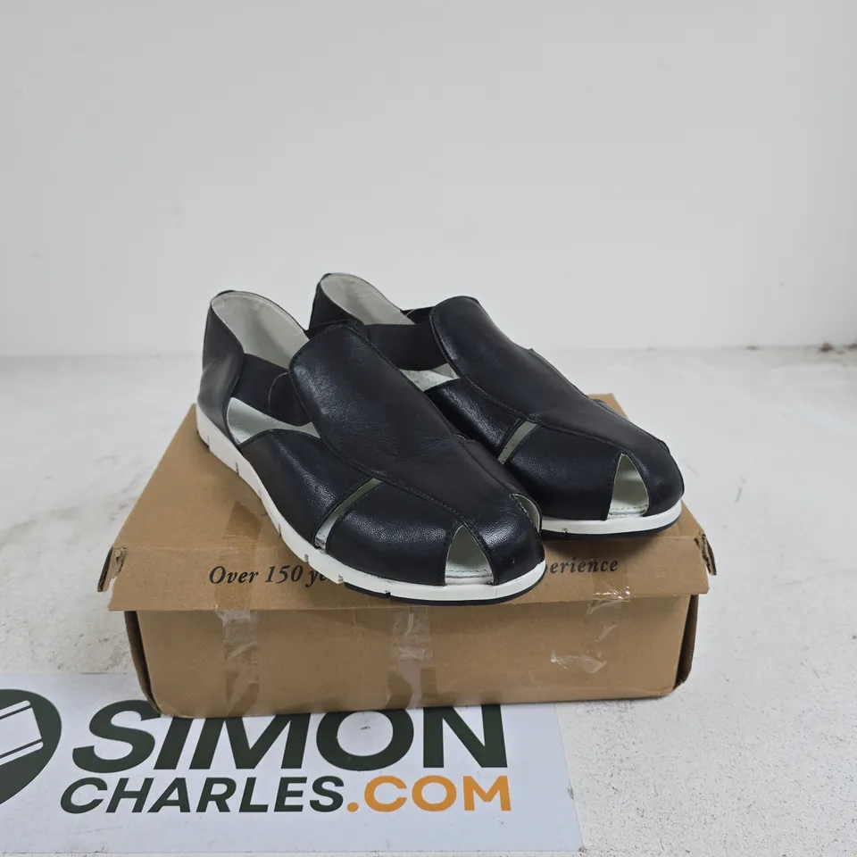 CUSHION WALK BLACK SHOE SIZE 8 BOXED