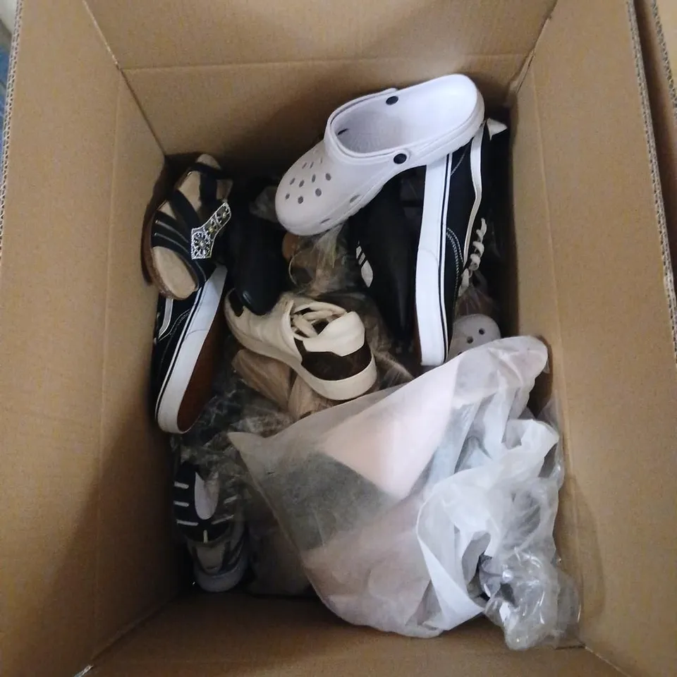 APPROXIMATELY 20 PAIRS OF ASSORTED FOOTWEAR