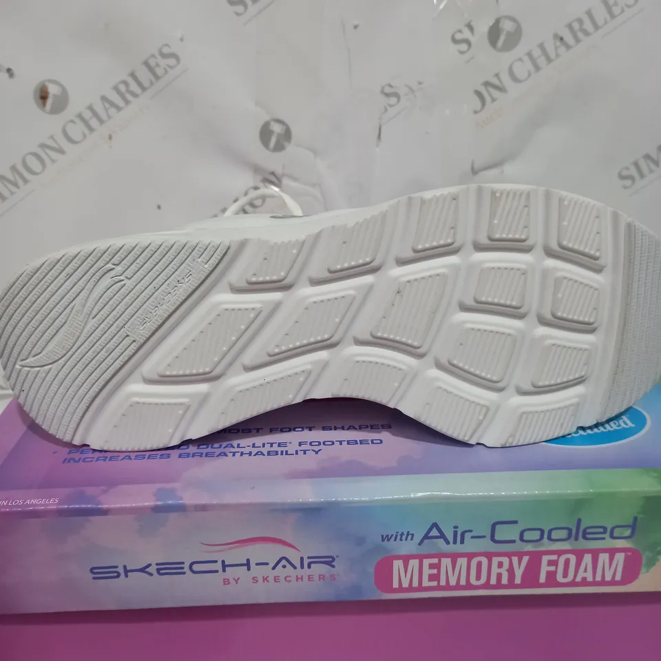 BOXED PAIR OF SKECHERS AIR COURT TRAINERS IN WHITE SIZE 3.5