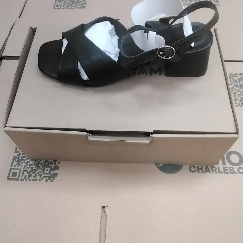 PALLET OF BRAND NEW WOMENS QUALITY DESIGNER CLOTHES APPROXIMATELY 125  TO INCLUDE;SKIRTS, DRESSES,TOPS, SANDALS ETC