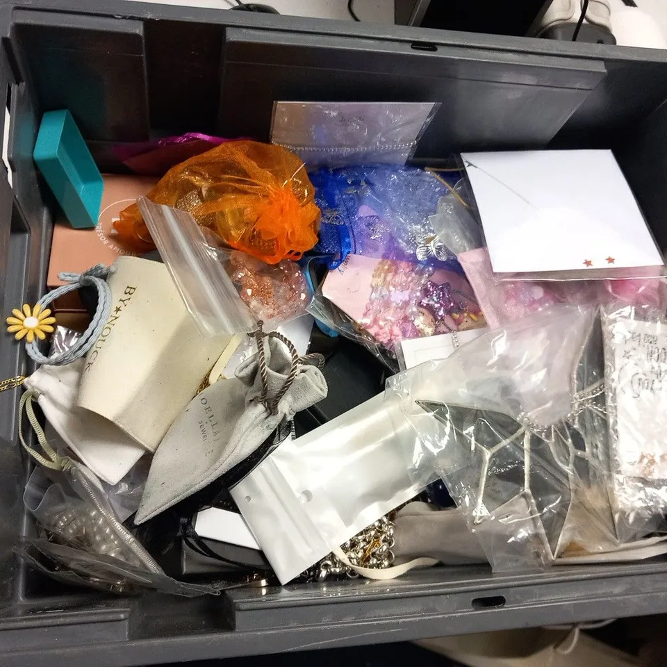 LARGE QUANTITY OF ASSORTED JEWELLERY AND ACCESSORIES