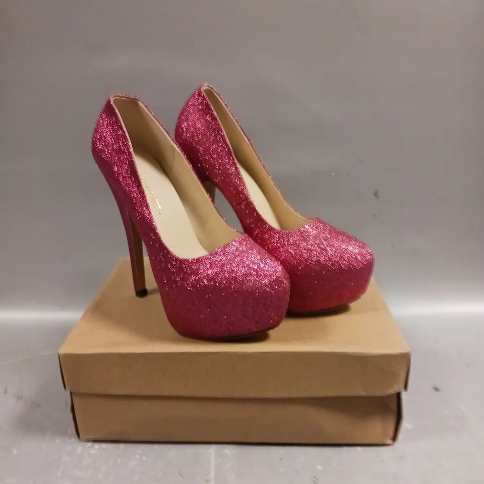 BOXED PAIR OF LOSLANDIFEN PINK GLITTER HIGH HEEL SHOES - SIZE 3.5