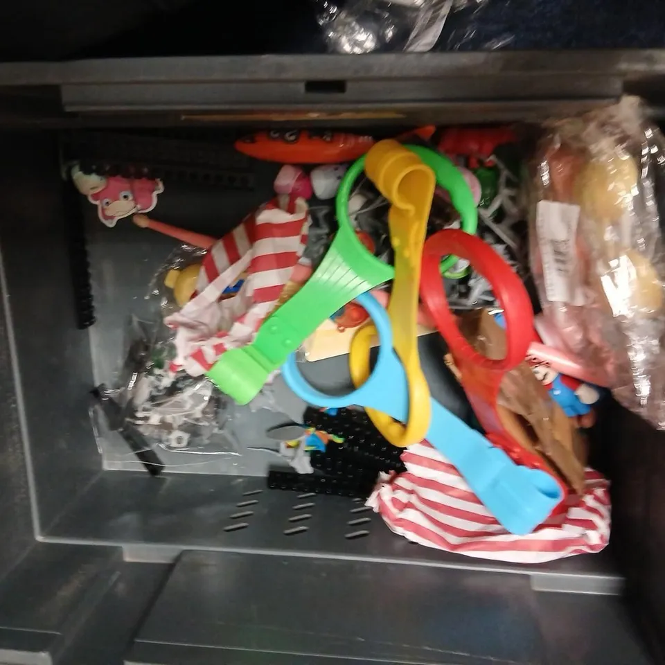 LARGE QUANTITY OF ASSORTED TOYS AND ACCESSORIES TO INCLUDE; LEGO, TALES FAMILY EDITION, ORIGAMI HAPRAY, NEE DOH JOLLY SQUISH AND MOSHI MONSTERS KEYRING