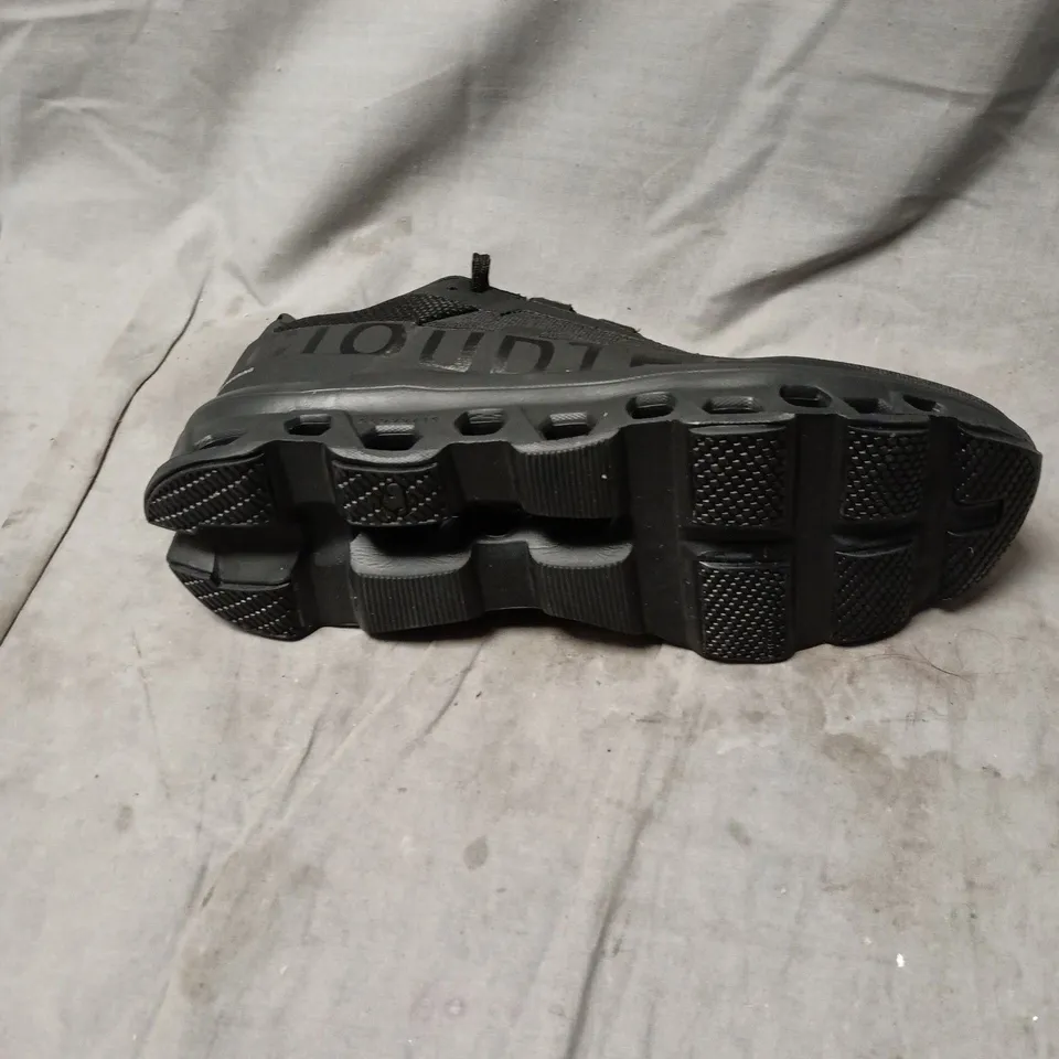 ON RUNNING CLOUDTEC BLACK TRAINERS SIZE 7.5
