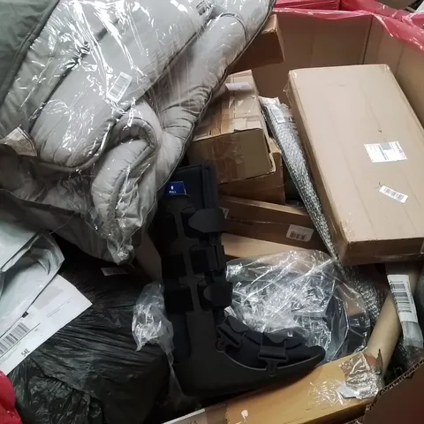 PALLET CONTAINING VARIOUS ASSORTED BOXED HOUSEHOLD ITEMS TO INCLUDE: STAIR CARPET RODS, BROKEN FOOT BOOT, LARGE THROWS AND LOTS MORE UNMARKED BOXED ITEMS 