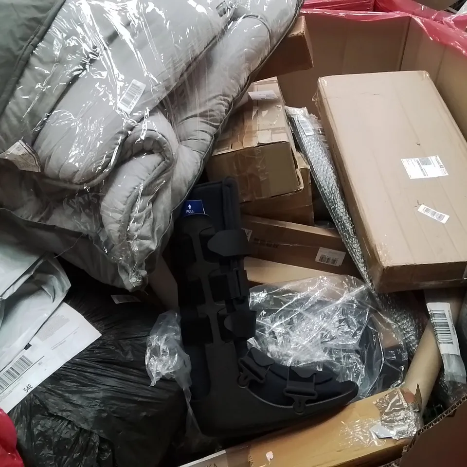 PALLET CONTAINING VARIOUS ASSORTED BOXED HOUSEHOLD ITEMS TO INCLUDE: STAIR CARPET RODS, BROKEN FOOT BOOT, LARGE THROWS AND LOTS MORE UNMARKED BOXED ITEMS 