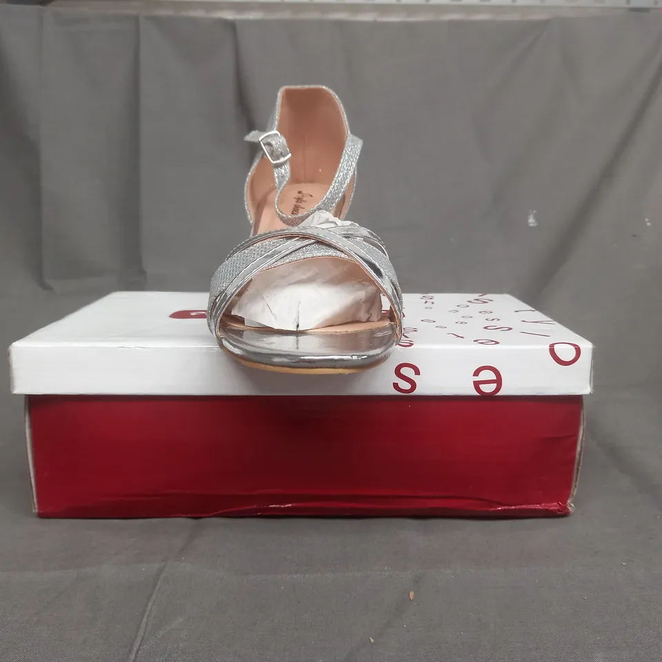 BOXED PAIR OF STYLE SHOES HEELS IN SLIVER METALLIC UK SIZE 6