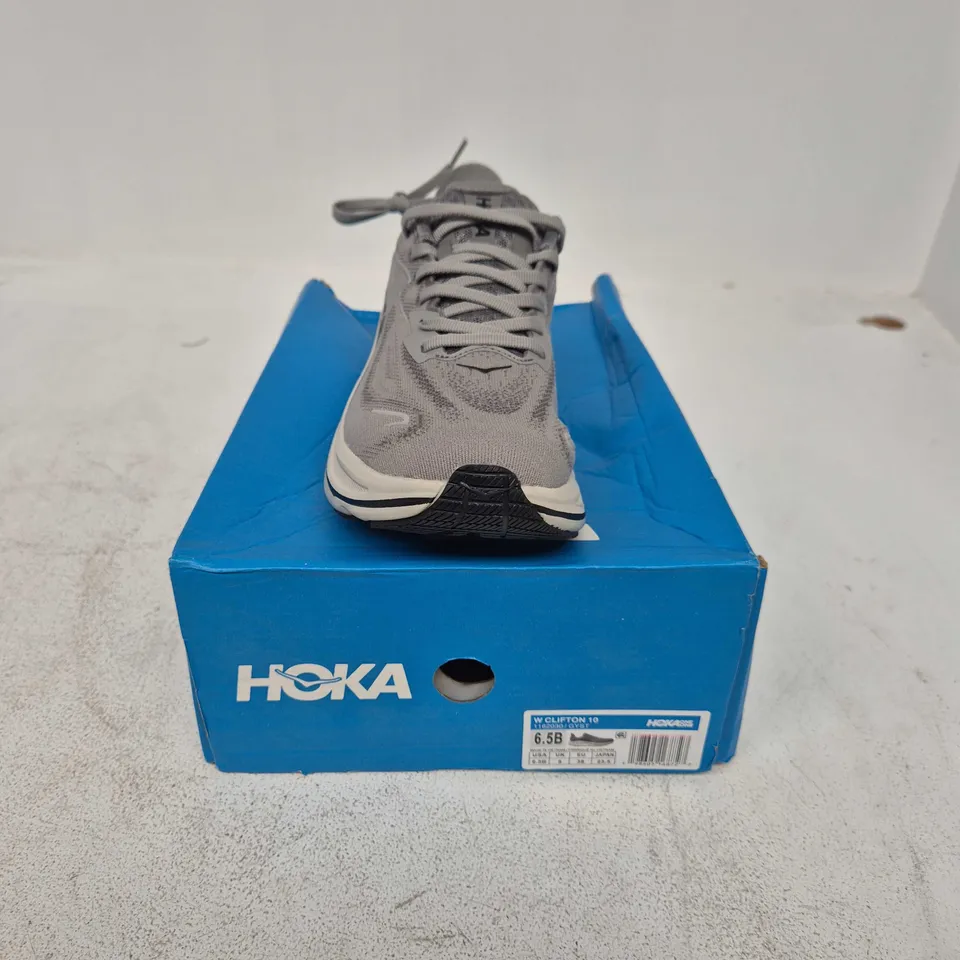 BOXED PAIR OF HOKA W CLIFTON 10 TRAINERS IN GREY - UK 5