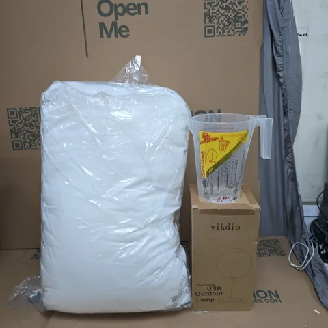 CAGE OF APPROXIMATELY 10 ASSORTED HOUSEHOLD ITEMS TO INCLUDE - PAIR OF PILLOWS - MEASURING JUG AND AN OUTDOOR USB LAMP - COLLECTION ONLY