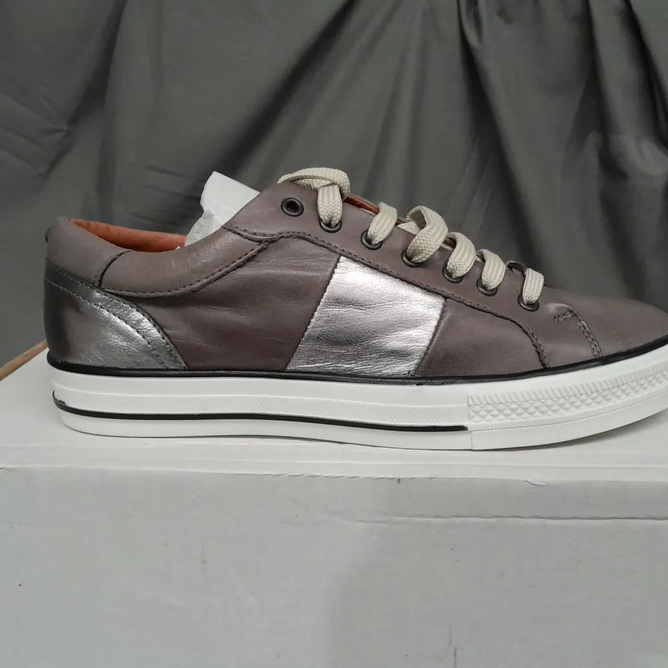 BOXED PAIR OF MODA IN PELLE ASTRIPE GREY LEATHER TRAINERS - SIZE 7