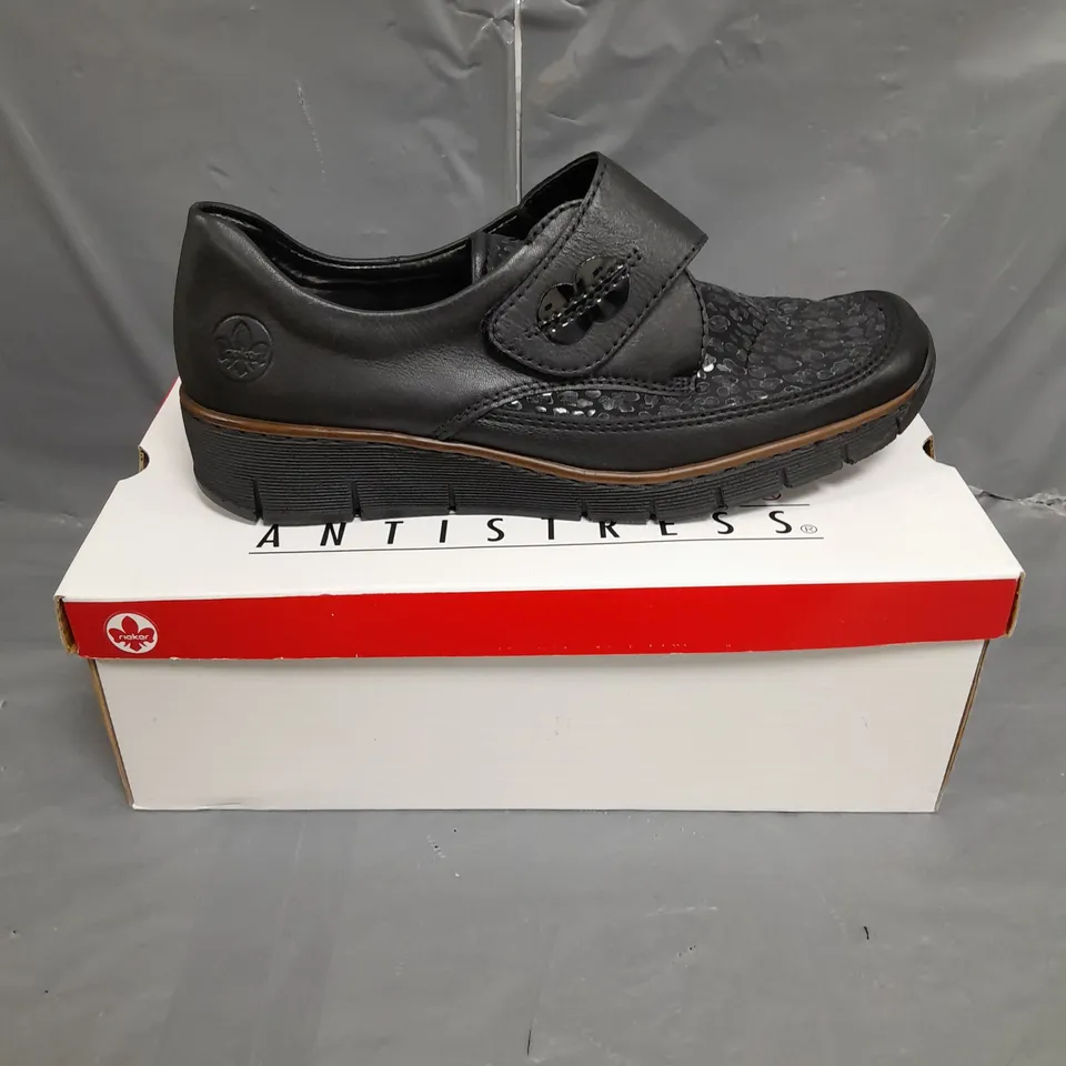 BOXED PAIR OF BLACK REIKER ANTISTRESS SHOES - 7.5
