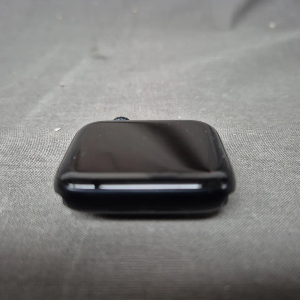 BOXED APPLE WATCH SE - MIDNIGHT ALUMINIUM CASE