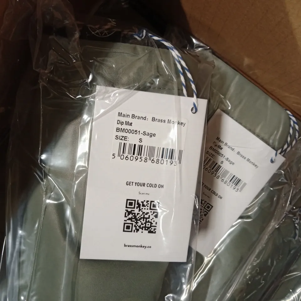 BOX OF APPROXIMATELY 30 X BRAND NEW BRASS MONKEY DIP MATS - SAGE // SIZE: S