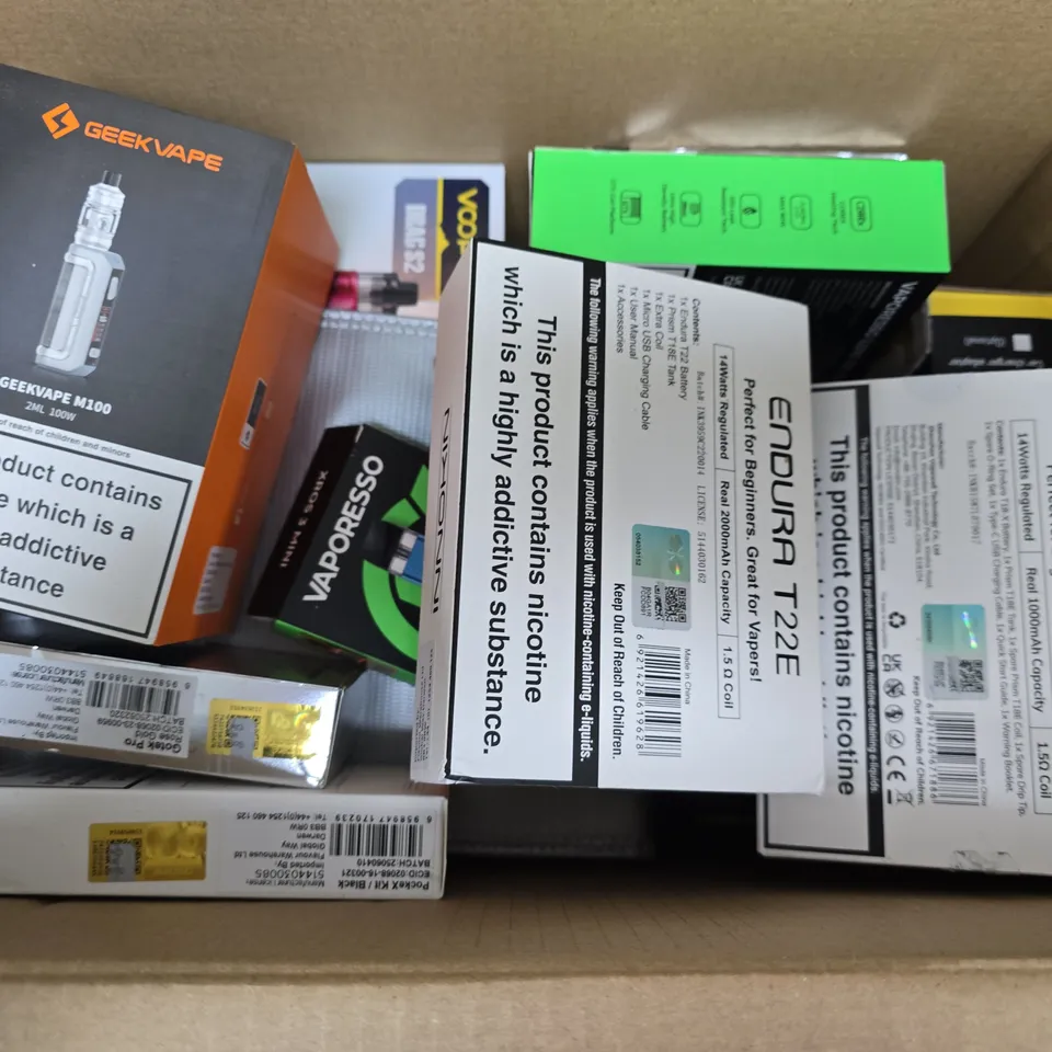 APPROXIMATELY 20 ASSORTED VAPES, E-CIGARETTES & ACCESSORIES TO INCLUDE NITECORE INTELLICHARGER, VOOPOO ARGUS G3, VAPORESSO XROS 3 MINI, ETC
