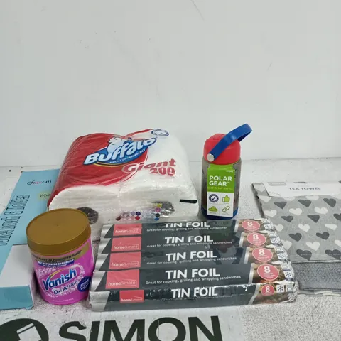 BOX OF APPROXIMATELY 25 ASSORTED ITEMS INCLUDING A HOME CONNECTION TEA TOWEL, A POLAR GEAR SOFT SPOUT BOTTLE AND HOME&MORE TIN FOIL