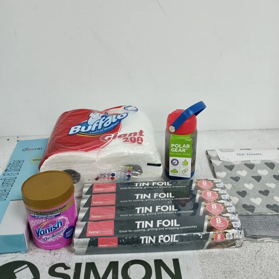 BOX OF APPROXIMATELY 25 ASSORTED ITEMS INCLUDING A HOME CONNECTION TEA TOWEL, A POLAR GEAR SOFT SPOUT BOTTLE AND HOME&MORE TIN FOIL