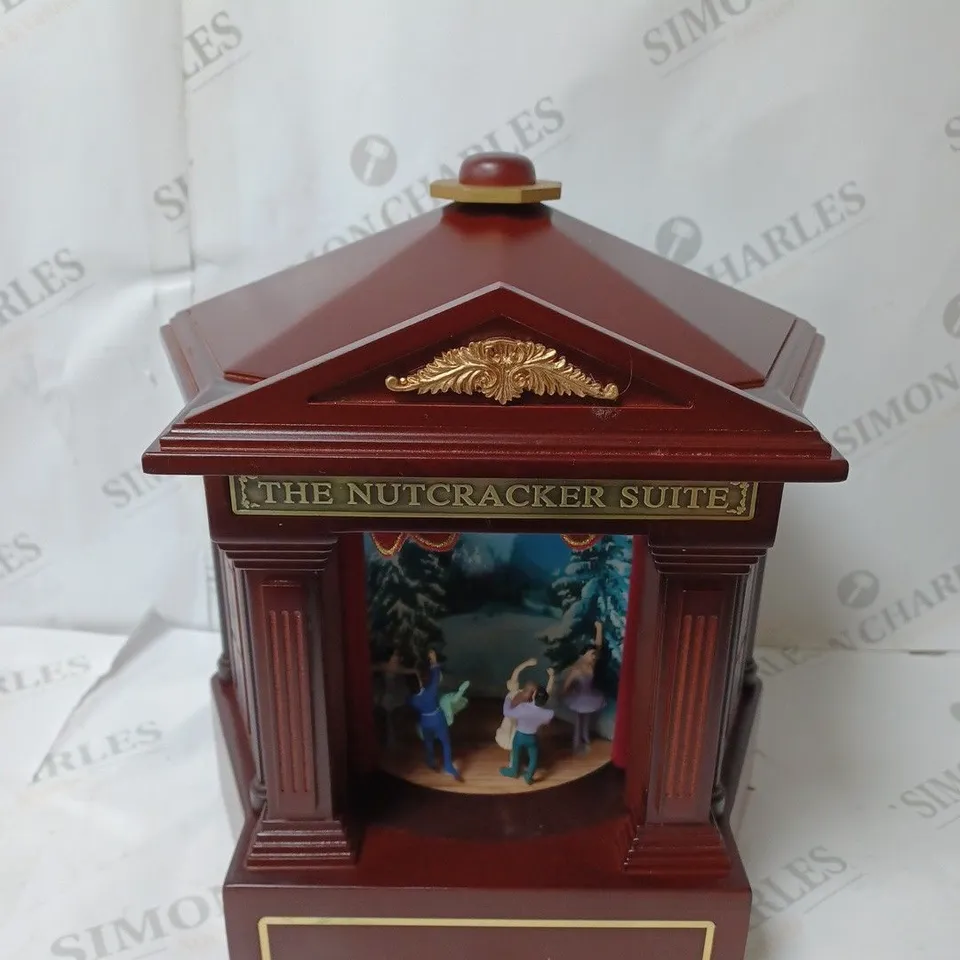 BOXED MR CHRISTMAS MUSICAL NUTCRACKER SUITE SCENE CHANGER