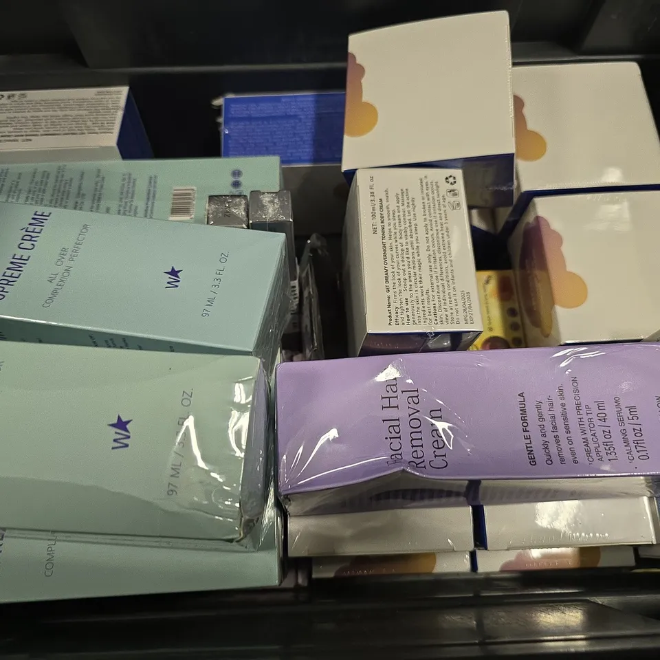 APPROXIMATELY 15 ASSORTED HEALTH & BEAUTY ITEMS TO INCLUDE - SUPREME CREME , GET DREAMY , BEE VENOM ETC
