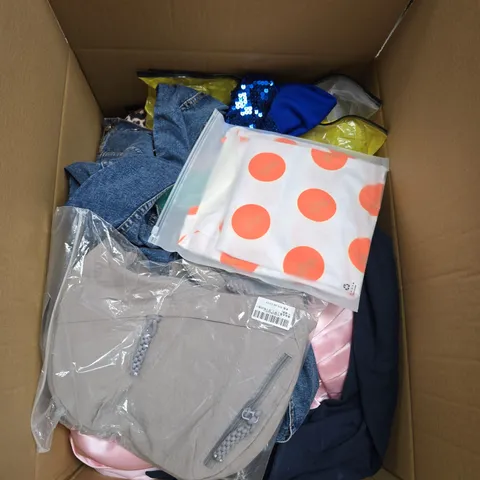 APPROX 20 ASSORTED CLOTHING ITEMS TO INCLUDE T-SHIRTS, DRESSES, SHORTS ETC