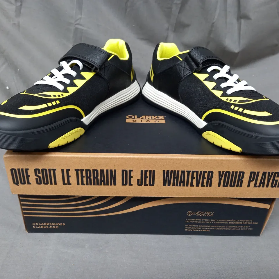 BOXED PAIR OF CLARKS CICA STAR FLEX SHOES IN BLACK/YELLOW UK SIZE 4