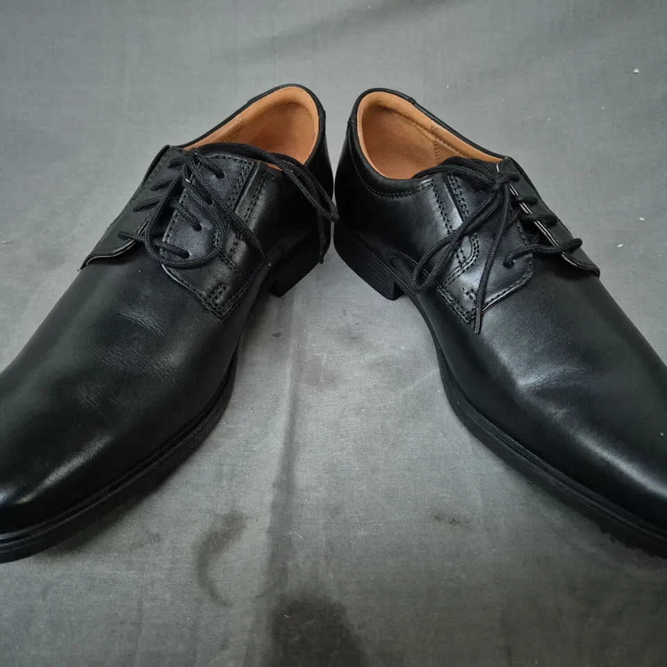 BOXED PAIR OF CLARKS TILDEN PLAIN LEATHER LACE-UP SHOES IN BLACK UK SIZE 10