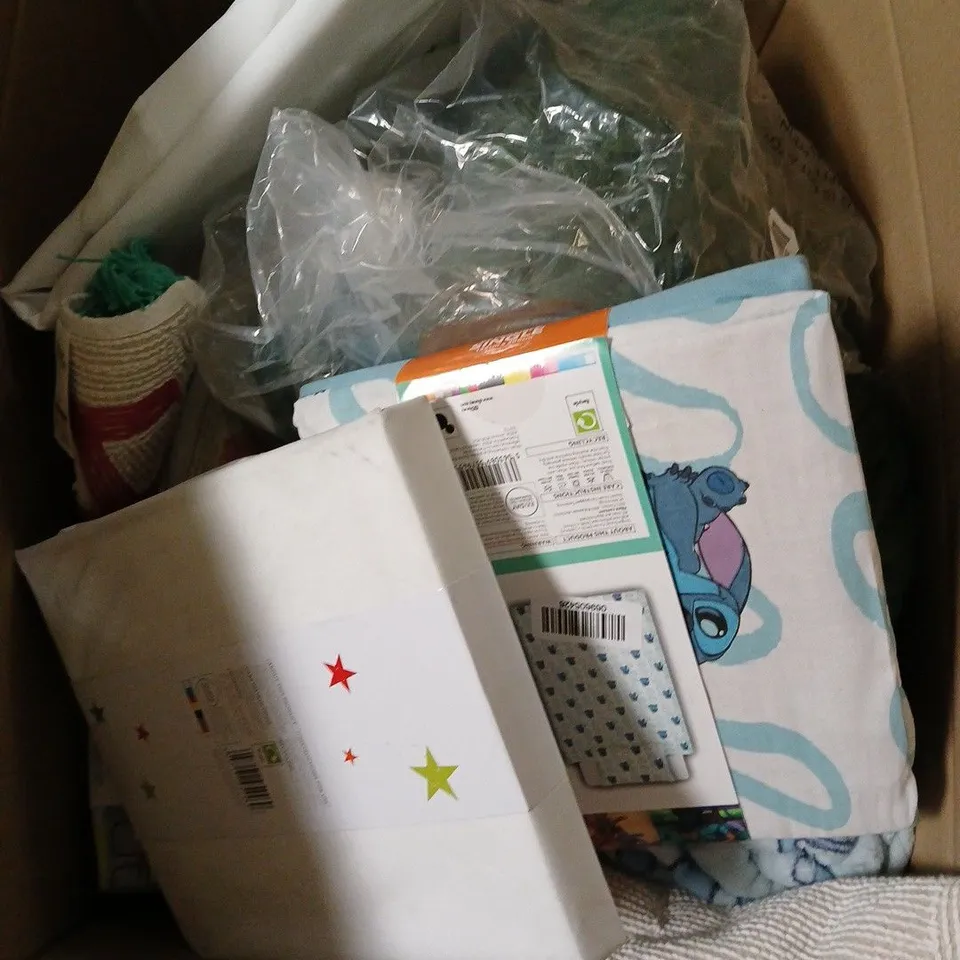 BOX OF APPROXIMATELY 10 ASSORTED BEDDING & SOFT FABRICS ITEMS TO INCLUDE - DUVET SETS - FITTED SHEETS - ETC