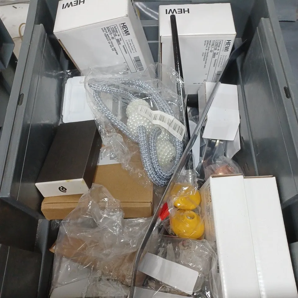 BOX OF APPROXIMATELY 20 ASSORTED HOUSEHOLD ITEMS TO INCLUDE REUSABLE CUP, GOLF BALLS ETC