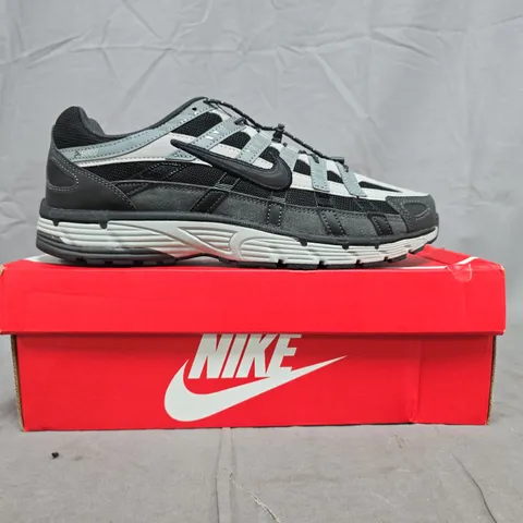 BOXED PAIR OF NIKE P-6000 TRAINERS IN BLACK/GREY SIZE UK 10