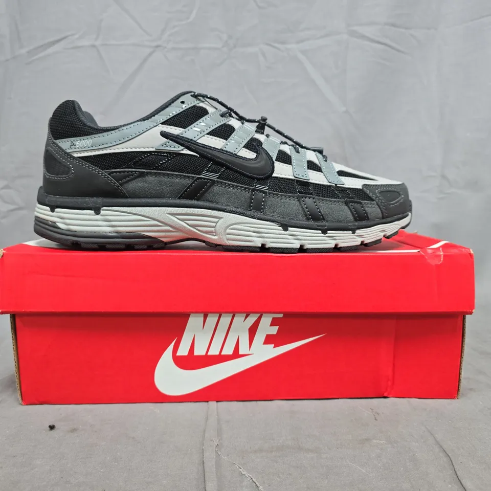 BOXED PAIR OF NIKE P-6000 TRAINERS IN BLACK/GREY SIZE UK 10