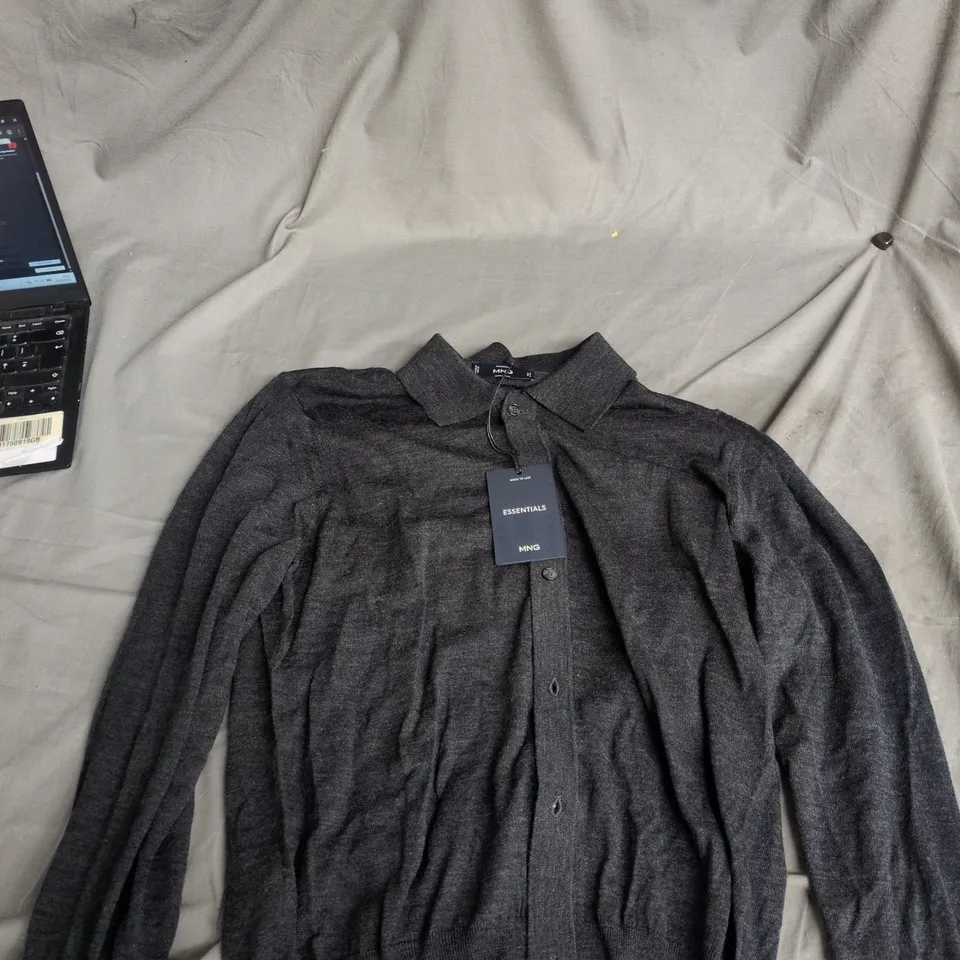 BOX OF APPROXIMATELY 18 ASSORTED CLOTHING ITEMS TO INCLUDE: NEW LOOK COAT AND MNG POLO SHIRT 