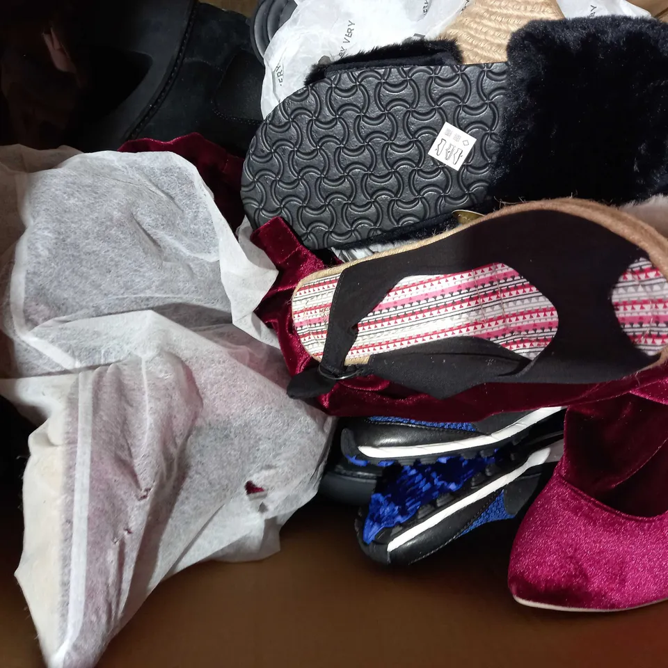 BOXED PAIR OF APPROXIMATELY 15 ASSORTED PAIRS OF SHOES AND FOOTWEAR ITEMS IN VARIOUS STYLES AND SIZES TO INCLUDE H&M, UMBRO, ETC