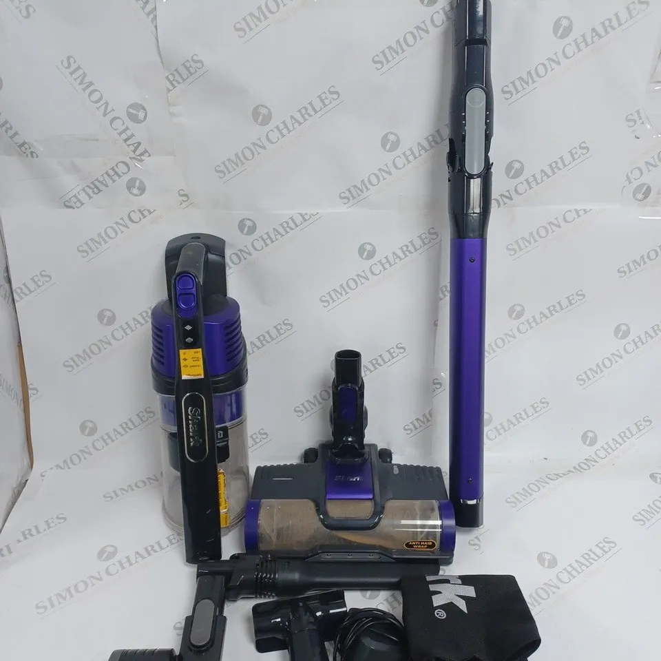 BOXED SHARK ANTI HAIR WRAP CORDLESS PET VACUUM CLEANER IZ202UKT