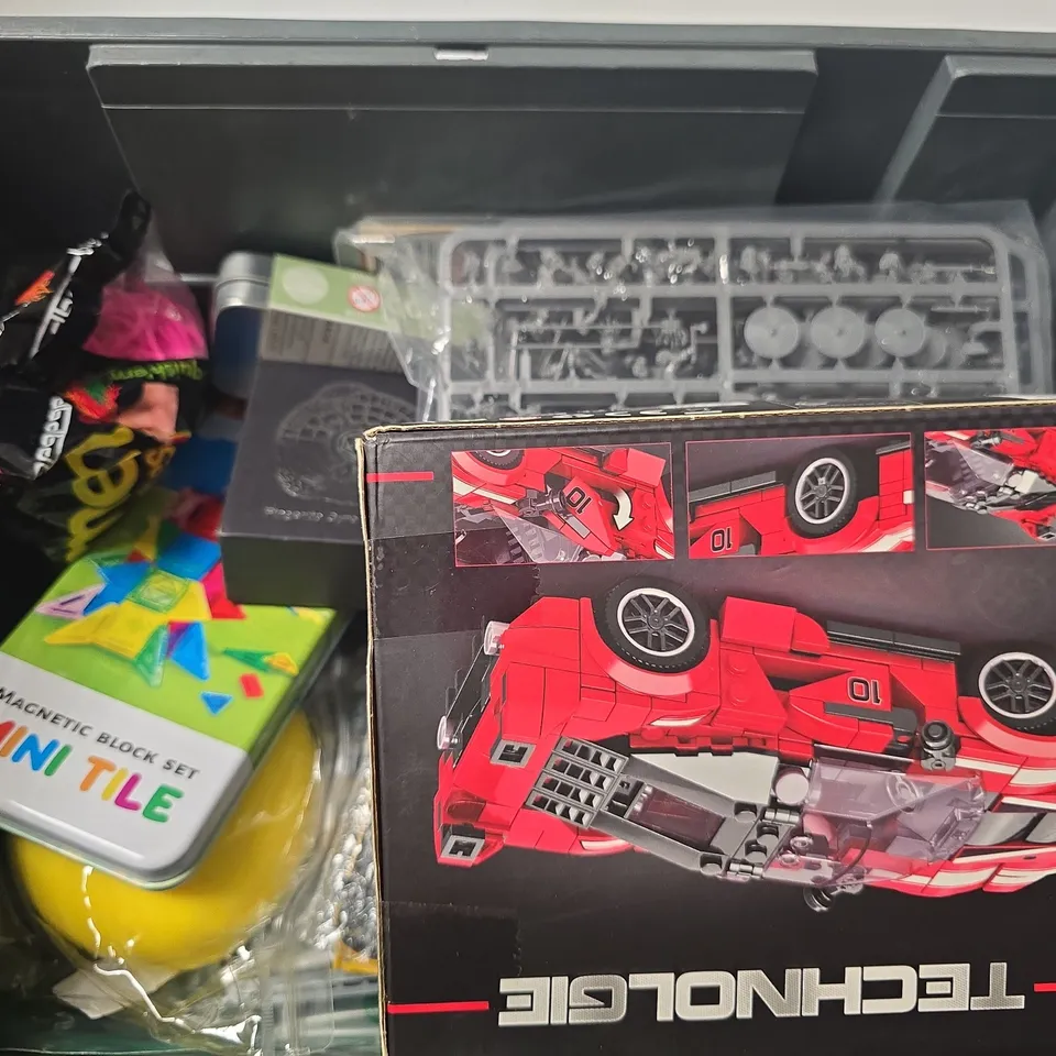 APPROXIMATELY 10 ASSORTED TOYS & GAMES PRODUCTS TO INCLUDE TECHNOLGIE CAR, FINGERTIP GYRO ROULETTE DICE, SAXON WARBAND, ETC