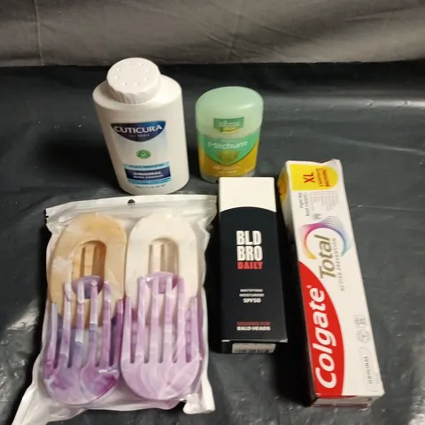 APPROXIMATELY 20 HEALTH AND BEAUTY PRODUCTS TO INCLUDE CUTICURA BODY POWDER, MITCHUM DEODORANT STICK AND COLGATE TOTAL TOOTHPASTE