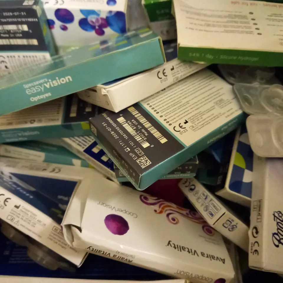 APPROXIMATELY 60 ASSORTED CONTACT LENS PRODUCTS TO INCLUDE COOPER VISION BIOFINITY TORIC 3PCS, SPECSAVERS EASY VISION UVICIA PLUS 3PCS, BAUSCH & LOMB SOFTLENS 6PCS