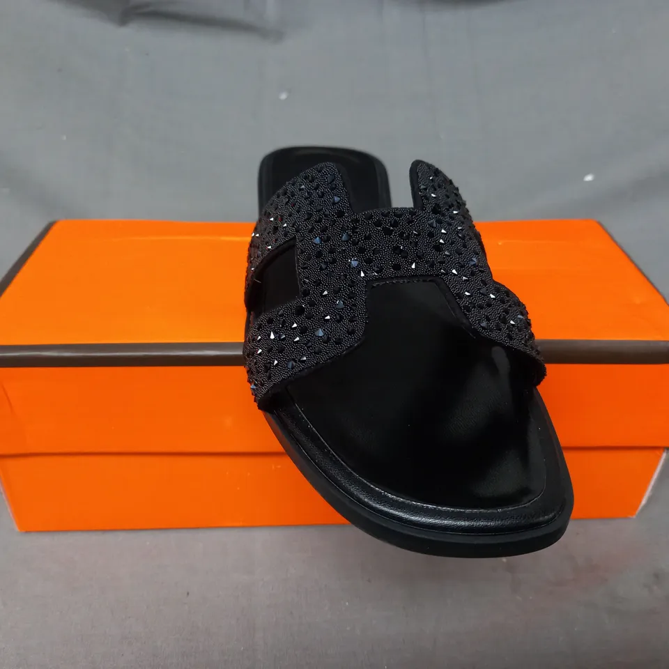 BOXED PAIR OF CHENGSHENG SLIDERS IN BLACK EU SIZE 41