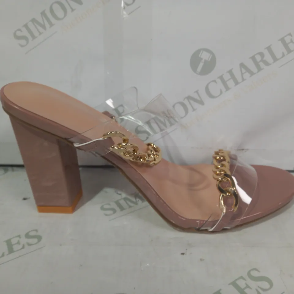 PAIR OF DESIGNER OPEN TOE BLOCK HEELS IN NUDE COLOUR WITH GOLD EFFECT CHAIN EU SIZE 41