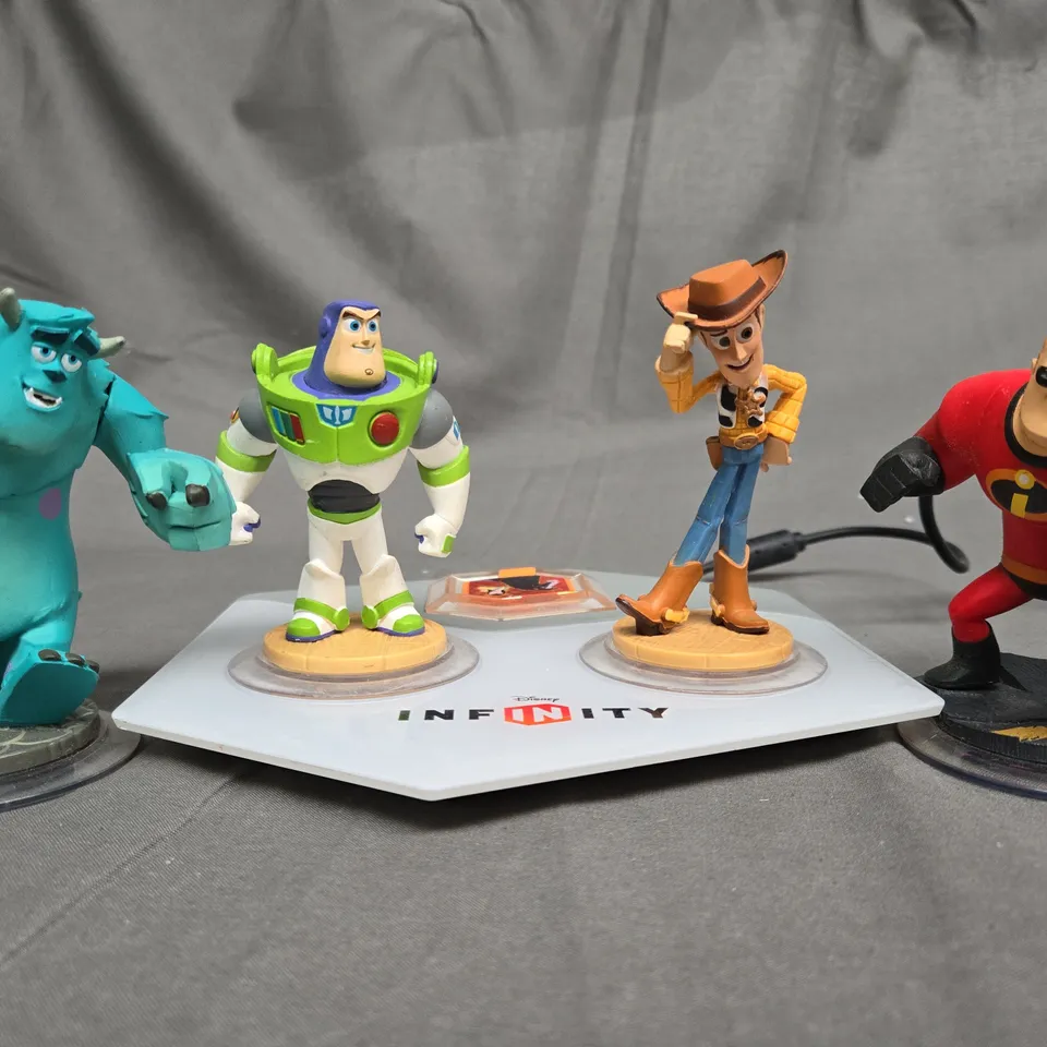 DISNEY INFINITY STAND WITH FIGURES 