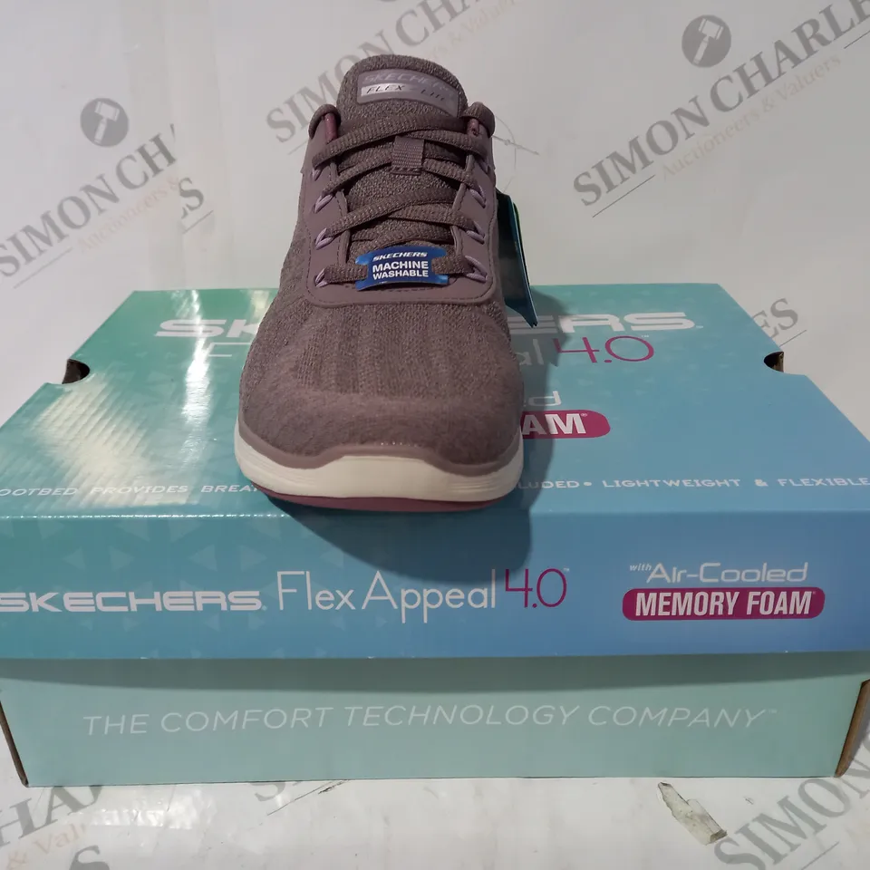 BOXED PAIR OF SKECHERS FLEX APPEAL 4.0 TRAINERS IN MAUVE UK SIZE 4