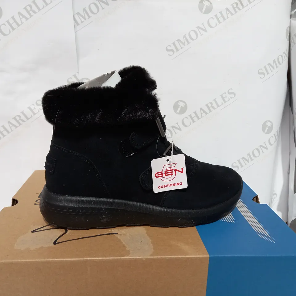 BOXED PAIR OF SKECHERS WINTER ANKLE BOOTS - SIZE 3.5
