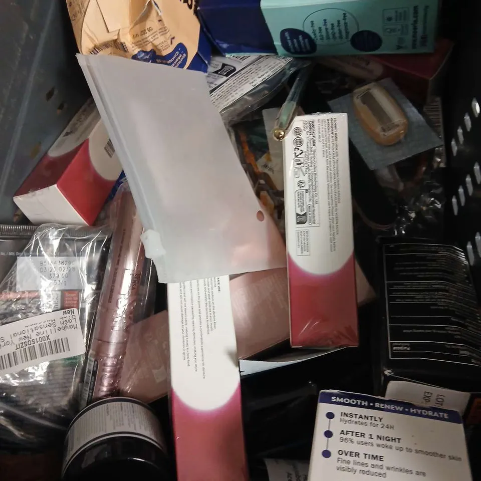 APPROXIMATEY 20 ASSORTED HEALTH AND BEAUTY PRODUCTS TO INCLUDE - GISOU HONEY INFUSED LIP OIL - OUAI FINE HAIR SHAMPOO - BATH BOMB - ETC
