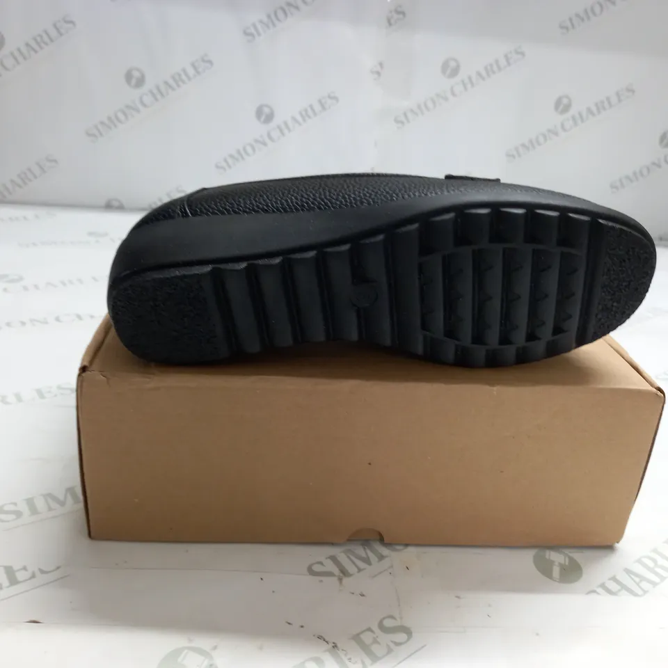 BOXED CUSHION WALK BLACK LOAFER SIZE 6